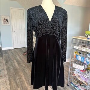 K C Spencer Women's Black Long-Sleeve Velvet & Burnout V-Neck Dress sz 12